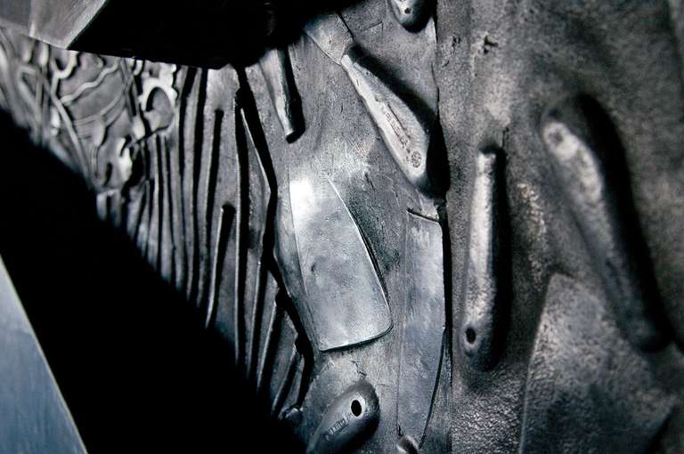  Fósiles urbanos ©2008. Plomo laminado, aluminio fundido. 3100 x 600 x 30 cm.