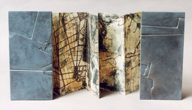 Atlante di Roma I ©1999. Plomo, madera, papel hecho a mano :: 182 x 41 x 2 cm