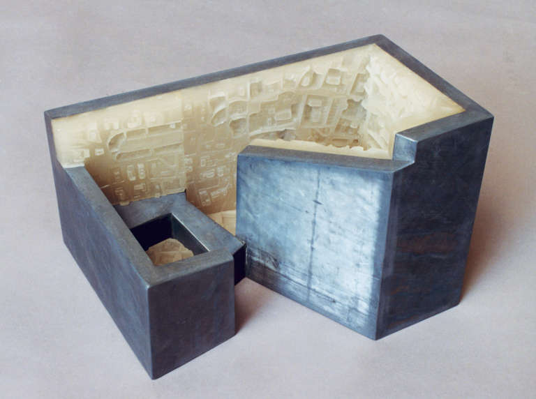 Quartiere IV ©1999. Plomo,madera, cera :: 26 x 37 x 23 cm